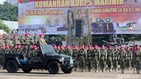 KSAL Laksamana TNI Ade Supandi memeriksa pasukan.