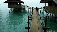 Spot-spot cantik pun bermunculan di pantai ini. Ada jembatan instagenic dan dermaga yang instagrammbale (Bonauli/detikTravel)