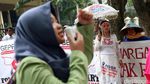 Unjuk Rasa Warnai Sidang Putusan Reklamasi