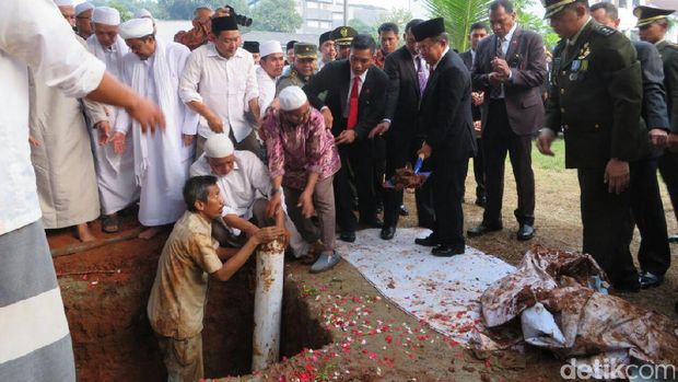 Penuh Haru, Lagu Gugur Bunga Iringi Pemakaman KH Hasyim Muzadi
