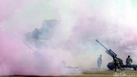 Kepulan asap dari beragam alat perang yang dipertontonkan juga mewarnai dalam aksi tersebut.