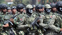 Sebagian pasukan khusus dari korps Marinir ini mengenakan masker atau topeng tengkorak sambil tetap membawa senjata laras panjang lengkap.