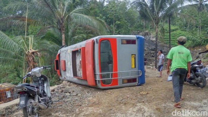 Bus Angkut Rombongan Kondangan Terguling di Banyumas