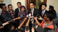 Ketua KPU DKI Jakarta Sumarno dilaporkan atas dugaan pelanggaran kode etik ke Dewan Kehormatan Penyelenggara Pemilu (DKPP), Jakarta, Kamis (16/3/2017).