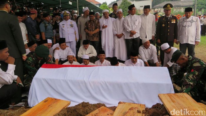 Penuh Haru, Lagu Gugur Bunga Iringi Pemakaman KH Hasyim Muzadi