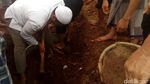 Lokasi Kuburan KH Hasyim Muzadi Dipindah Ke Masjid Al-Hikam