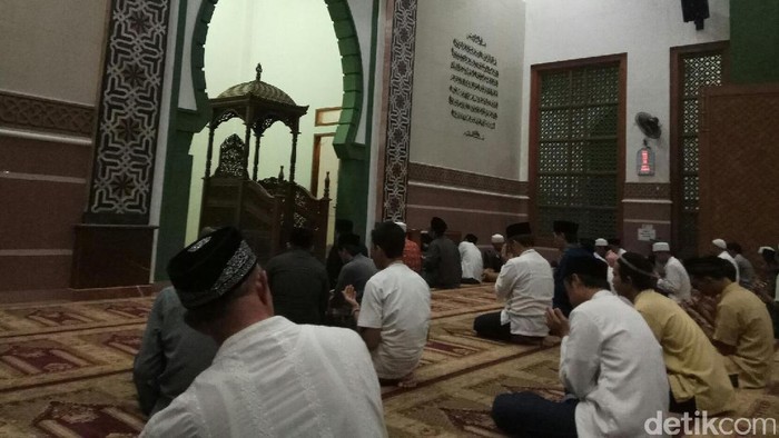 Santri dan Warga Tahlilan untuk KH Hasyim di Masjid Al-Hikam, Kamis (16/3/2017)