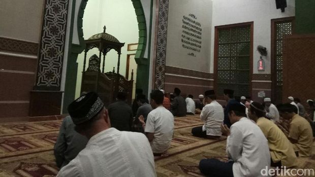 Santri dan Warga Tahlilan untuk KH Hasyim di Masjid Al-Hikam