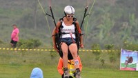 Juara Bertahan Seri Piala Dunia Ketepatan Mendarat Paralayang (PGAWC) 2016 Kelas Putri, Marketa Tomaskova (Rep. Ceko) saat mengikuti Kejuaraan Dunia Ketepatan Mendarat Paralayang (WPAC) 2015 di pegunungan Puncak, Jawa Barat. Marketa akan absen dari Seri I PGAWC 2017, 17-19 Maret mendatang di Gunung Tumpa, Manado, Sulawesi Utara. Pool/Tagor Siagian/Lassak Imaji.