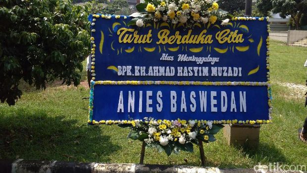 Deretan karangan bunga duka cita untuk KH Hasyim Muzadi di Ponpes Al Hikam, Depok