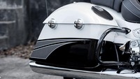 Bodi Jack Daniels Limited Edition Indian Chieftain dibalut warna putih dan hitam kristal dengan aksen berwarna arang yang terinspirasi dari Jack Daniels.