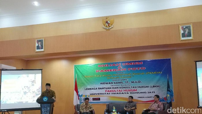 Ridwan Kamil Cerita Niat Maju Pilgub Jabar ke Mahasiswa Cirebon