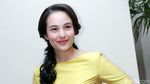 Bergaun Kuning, Chelsea Islan Cocoknya Jadi Putri Disney Apa?