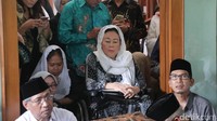 Istri Almarhum Gusdur, Sinta Nuriyah Wahid juga turut melayat dan mendoakan KH Hasyim Muzadi di rumah duka di Depok, Jawa Barat.