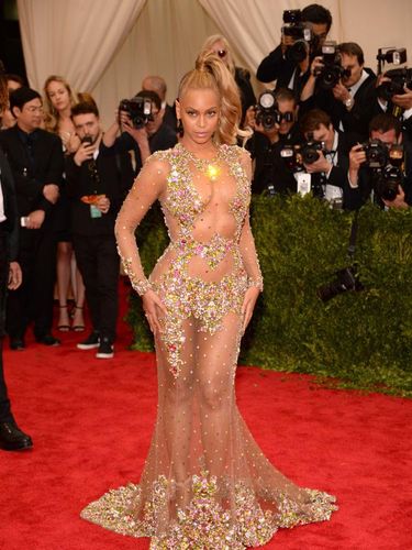 10 Gaun Transparan Selebriti yang Paling Ikonik