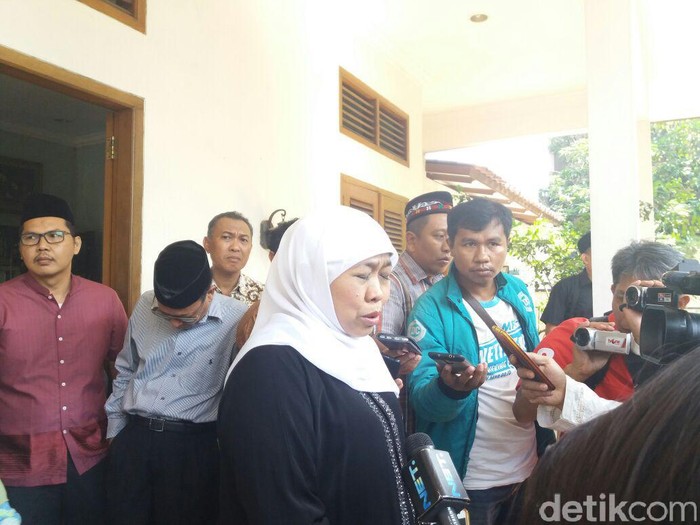Tiba di Rumah Duka KH Hasyim Muzadi, Mata Mensos Berkaca-kaca
