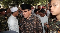 Akbar Tanjung juga tampak diantara jajaran tokoh nasional yang takziyah di rumah duka.