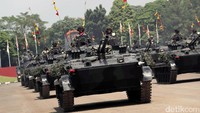 Puluhan kendaraan perang jenis tank ini juga diperlihatkan saat acara tersebut.