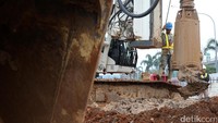 Pekerja melakukan aktifitas dalam proyek pembangunan simpang susun (flyover) Cipinang Lontar, di Jl Bekasi Timur Raya, Jakarta, Kamis (16/3/2017).