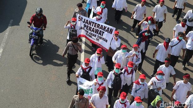 Demo perawat di depan Gedung DPR Senayan