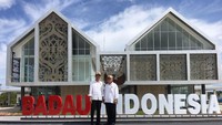 Pos Lintas Batas Negara (PLBN) Nanga Badau di Kabupaten Kapuas, Kalimantan Barat telah dibangun ulang. Presiden Joko Widodo (Jokowi) memang ingin PLBN ini dan seluruh PLBN lain di Indonesia diubah wajahnya menjadi lebih cantik. (Dok. Kementerian PUPR)