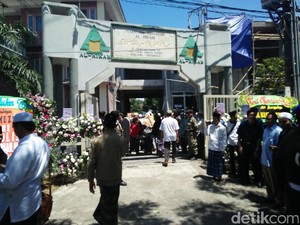 Upacara Pelepasan Digelar Sebelum Jenazah KH Hasyim Dibawa ke Depok