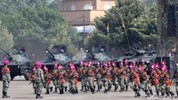 Para Marinir cilik yang masih duduk di bangku Sekolah Dasar itu melakukan atraksi menggunakan replika senjata.