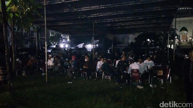 Santri dan Warga Tahlilan untuk KH Hasyim di Masjid Al-Hikam