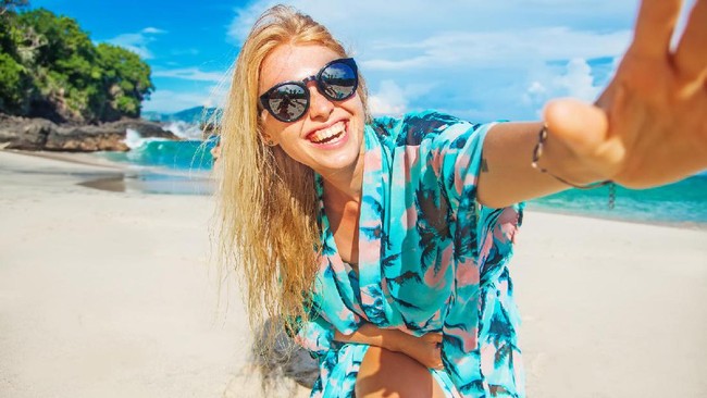 Outfit Santai di Pantai, Ini yang Perlu Kamu Bawa