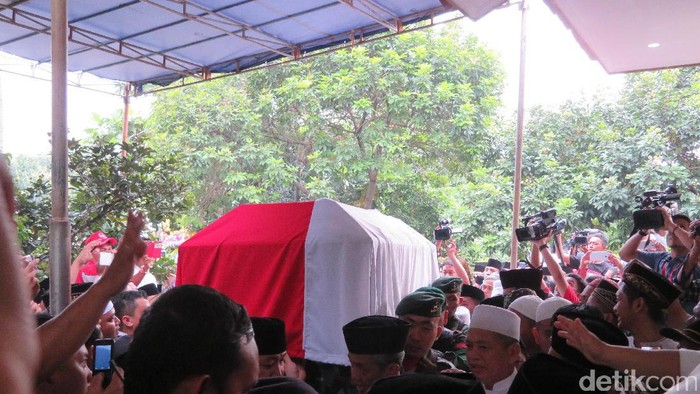Para Pelayat Berebut Pegang Peti Jenazah KH Hasyim Muzadi