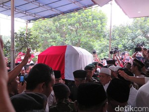 Para Pelayat Berebut Pegang Peti Jenazah KH Hasyim Muzadi
