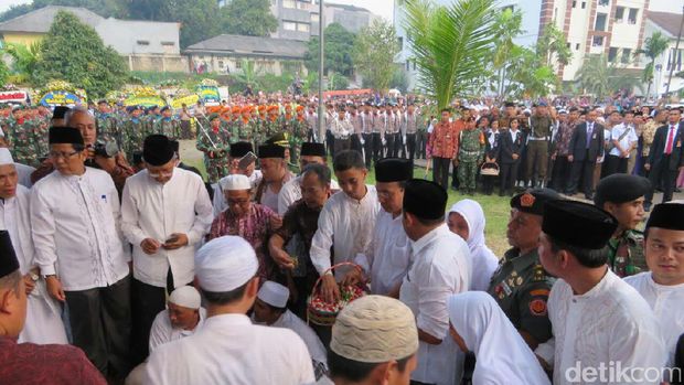 Suasana pemakaman KH Hasyim Muzadi