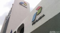 1. PertaminaRaksasa Minyak dan Gas (Migas) Indonesia ini mempertahankan posisinya sebagai perusahaan terbesar di Indonesia. Berdasarkan rilis Majalah Fortune Indonesia,Pertamina mencatatkan pendapatan sebesar Rp 820,659 miliar dengan laba bersih Rp 29,191 miliar.Aset Pertamina mencapai Rp 1,113 triliun dan ekuitasnya adalah Rp 442,257 miliar. Pertamina juga mencatatkan laba bersih terhadap pendapatan sebesar 3.6%. Foto: Danang Sugianto/detikFinance