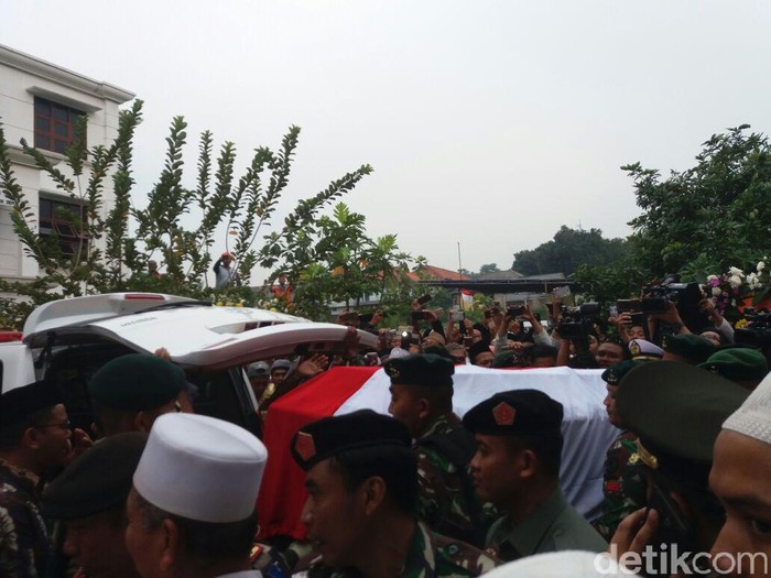 Tiba di Ponpes Al-Hikam, Jenazah KH Hasyim Muzadi Disambut Salawat