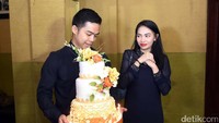 Axel kemudian pergi untuk mengambil kue ulang tahun calon istrinya tersebut. Pool/Noel/detikFoto.