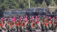 Para Marinir cilik itu tampak kompak melakukan atraksi kolone senapan.