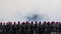 Asap mengepul dari alutsista yang unjuk kebolehan dalam serah terima jabatan Komandan Korp Marinir.