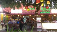 Rombongan Raja Salman saja belum lama ini banyak yang mampir ke Bali Collection. Ada yang belanja dan bersantap kuliner seperti pada foto ini (Afif/detikTravel)