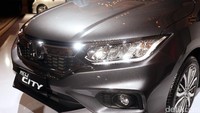 Honda City bertransmisi manual dibanderol Rp 312 juta. Sedangkan City bertransmisi otomatis Rp 322 juta.