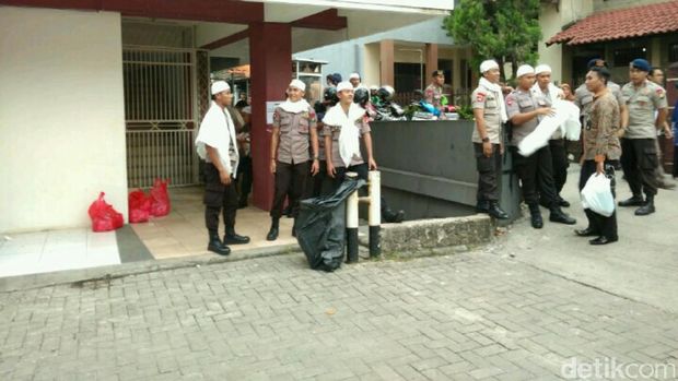 Personil polisi berpeci dan bersorban ikut berjaga di rumah KH Hasyim Muzadi di Ponpes Al Hikam Depok 