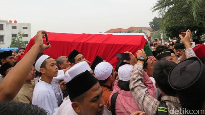 Lautan Pelayat Antar Jenazah KH Hasyim Muzadi ke Makam