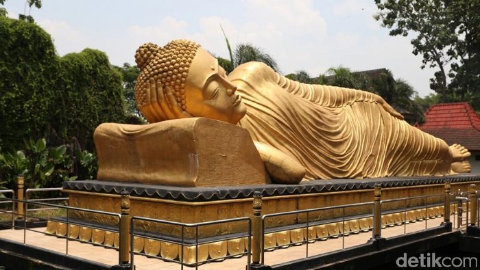 Patung Buddha Tidur di Mojokerto