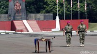 Mayjen TNI Bambang Suswantono (kanan) resmi menjabat Komandan Korp Marinir menggantikan Mayjen TNI Trusono (kiri).