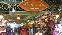 Kemudian ada Lorong Melayu dengan berbagai kios penjual barang khas Malaysia. Kalau belum tukar uang, di sini juga ada money changer. Selain itu ada pula Little India, Lorong Kolonial, serta Lorong Kelapa dengan beragam makanan dan suvenir menarik lainnya (Haris/detikTravel)