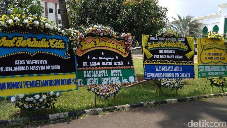 Deretan Bunga Dukacita KH Hasyim Muzadi di Ponpes Al-Hikam 