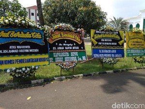 Deretan Bunga Dukacita KH Hasyim Muzadi di Ponpes Al-Hikam Depok