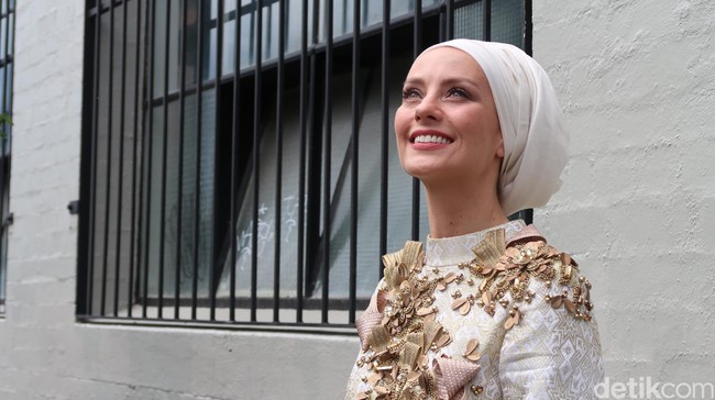 Kisah Dr Susan Carland yang menyumbangkan $1 AUD dari setiap tweet kebencian yang diterimanya di Twitter ini sempat begitu viral. Uang tersebut akan disumbangkannya untuk membantu anak-anak yang tidak mampu di berbagai belahan dunia. Susan melakukan aksi tersebut karena banyak wanita berhijab di tempat asalnya, Australia, yang masih mengalami sikap diskriminasi. Islam masih minoritas dan beberapa orang menganggapnya dengan sebelah mata di Australia. Foto: Alissa Safiera/Wolipop