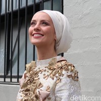 Kisah Dr Susan Carland yang menyumbangkan $1 AUD dari setiap tweet kebencian yang diterimanya di Twitter ini sempat begitu viral. Uang tersebut akan disumbangkannya untuk membantu anak-anak yang tidak mampu di berbagai belahan dunia. Susan melakukan aksi tersebut karena banyak wanita berhijab di tempat asalnya, Australia, yang masih mengalami sikap diskriminasi. Islam masih minoritas dan beberapa orang menganggapnya dengan sebelah mata di Australia. Foto: Alissa Safiera/Wolipop