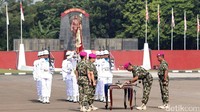 KSAL Laksamana TNI Ade Supandi menyaksikan penandatanganan serah terima jabatan Komandan Korp Marinir.