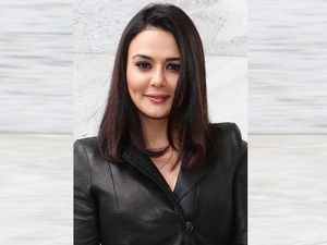 Foto: Pesona Preity Zinta yang Masih Imut di Usia 42 Tahun